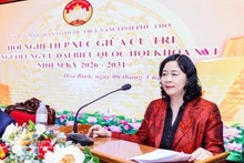 La présidente du Comité central du Front de la Patrie du Vietnam (FPV), Bui Thi Minh Hoai, lors de la rencontre. Photo : VNA.
