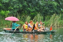 Des touristes visitent la zone touristique de Trang An. Photo : VNA.