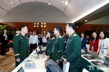 Le général d’armée Nguyen Trong Nghia visite et encourage les journalistes au Centre de presse du XIVᵉ Congrès. Photo : QĐND.