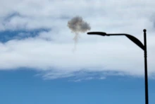 De la fumée s'élève au-dessus de Jérusalem, en Israël, le 28 février 2026. Photo : Xinhua/VNA.