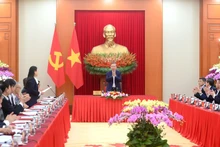 Le secrétaire général To Lam préside la réunion avec les équipes de rédaction.