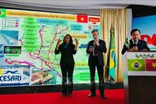 L'ambassadeur Bui Van Nghi prend la parole lors d'une rencontre avec le maire de Davinopolis, Ze Pequeno. Photo : Ambassade du Vietnam au Brésil.