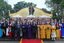 Le président Luong Cuong et les délégués devant la statue du roi Ly Thai To.