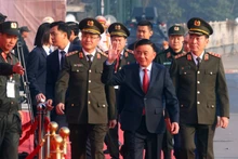 Tran Cam Tu, membre du Bureau politique, permanent du Secrétariat du Parti (au milieu) à la cérémonie de déploiement des forces afin d’assurer la sécurité absolue du XIVᵉ Congrès national du Parti. Photo : VNA.