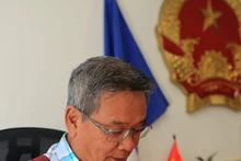 Le consul honoraire Dinh Ngoc Riem en fonction au consulat du Vietnam à Nouméa. Photo : VNA.