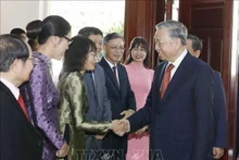 Le secrétaire général To Lam rencontre la communauté vietnamienne au Laos. Photo : VNA.