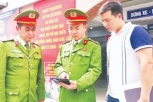 La police de Hanoï procède à un recensement et à une mise à jour exhaustive des informations des électeurs sur le territoire afin de faciliter la délivrance des cartes d'électeur. Photo : NDEL.