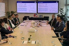 Séance de travail entre l'ambassadeur du Vietnam en France, Trinh Duc Hai, et les représentants de FPT en France. Photo : VNA.