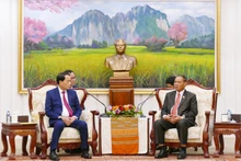 Le général Vilay Lakhamfong (à droite) reçoit le vice-ministre vietnamien de la Sécurité publique, Le Quoc Hung. Photo : VNA.