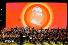 La première partie, intitulée « La lumière du soleil guide la voie ». Photo : VNA.