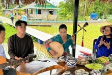 Spectacle de musique folklorique traditionnelle sur le site d'écotourisme et de tourisme rural de Canh Dong Cau Ba. Photo : VNA.