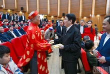 Le président de la République, Luong Cuong, aux côtés des délégués lors de la cérémonie.