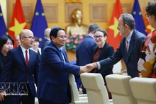 Le Premier ministre Pham Minh Chinh reçoit les ambassadeurs et chargés d’affaires de l’UE au Vietnam. Photo : VNA.