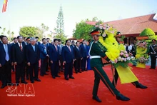 Le Premier ministre Pham Minh Chinh rend hommage au dirigeant historique Pham Van Dong. Photo : VNA.