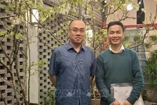 Le professeur associé et docteur Pham Quoc Nghi (droite) pose pour une photo avec le professeur agrégé Tran Hai Duc, de l'Université des sciences de Hanoï. Photo : VNA.