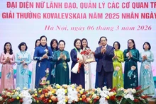 Le PM Pham Minh Chinh remet le remis le prix Kovalevskaïa 2025 à la professeure-Docteure Tran Thi Viet Nga. Photo : VNA.