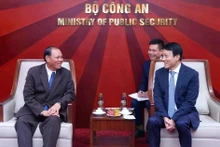 Le général Luong Tam Quang (droite) et le général Vilay Lakhamphong. Photo : VNA.