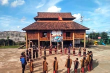 Des Brâu pratiquent des gongs au village de Dak Mê, province de Kon Tum. Photo : VNA.