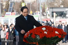 Le Premier ministre vietnamien Pham Minh Chinh et la délégation l'accompagnant ont déposé, le 23 mars au matin (heure locale), des fleurs au pied du monument du Président Hô Chi Minh ainsi qu’à la Tombe du Soldat inconnu à Moscou. Photo : VNA.