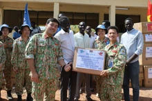 Des jeunes soldats de l’hôpital de campagne de niveau 2 no 7 fournissant des matériels et des équipements à l’hôpital général de Bentiu.
