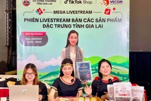 Une session de livestream consacrée à la vente de produits emblématiques de la province de Gia Lai. Photo : baocongthuong.