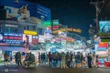 Le marché nocturne de Phu Quoc fortement fréquenté par les touristes internationaux avant sa fermeture