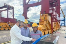 Installation et mise en service d’un système d’observation des navires à l’accostage au port de Chu Lai. Photo : VNA.