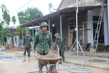 Les travaux s'accélèrent pour permettre aux gens de célébrer le Têt dans de nouvelles maisons. Photo : VNA.