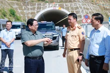 Le Premier ministre Pham Minh Chinh inspecte le tronçon Quang Ngai-Hoai Nhon du projet d'autoroute. Photo : VNA.