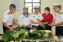 Les membres de la délégation, les cadres et les soldats participent à la préparation des banh chung. Photo : QĐND.