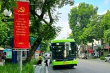 Hanoï lance six nouvelles lignes de bus, reliant directement le centre d'exposition du Vietnam. Photo : NDEL.