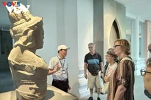 Visiteurs au musée de la sculpture Cham. Photo : VOV.