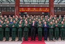 Le président Luong Cuong et les délégués à la Conférence politico-militaire de l’Armée en 2025.