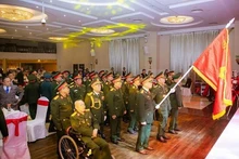 Bien que vivant loin de leur patrie, les anciens combattants vietnamiens en République tchèque gardent toujours le cœur tourné vers le pays natal. En chacun d’eux coule le sang des descendants de Lac Long Quan et Au Co, et demeure intact l’esprit du soldat de l’Oncle Ho. (Source : Comité d’organisation)