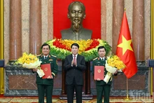 Le président vietnamien Luong Cuong remet les décisions de promotion au grade de général de corps d’armée au général de division Do Xuan Tung, chef adjoint du Département général de la politique de l'Armée populaire du Vietnam, et au général de division Do Van Banh, commissaire politique de l'Académie de la défense nationale.