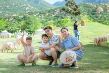 Une jeune famille sud-coréene visitant les villes côtières de Nha Trang et de Ninh Thuan. Photo : NhaTrangTourist.