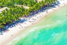 Plage Kem à Phu Quoc attire de nombreux visiteurs internationaux. Photo : HNM.