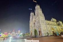 Contempler la beauté féerique d’une église de plus de 400 ans à Ninh Binh pendant la saison de Noël