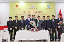 L’ambassadeur Nguyen Thanh Hai (cinquième à partir de la droite) offre des fleurs pour féliciter le Comité exécutif de l’Association des étudiants vietnamiens en Inde, mandat I (2025-2027).