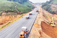 Sur le chantier de l’autoroute Tuyen Quang–Ha Giang. (Photo : HAI DANG)