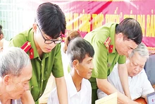 Un « point de services publics en ligne » aide les habitants à utiliser les services administratifs dématérialisés. (Photo : Police de la province de Thanh Hoa)