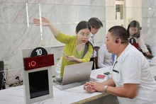 Agents du quartier Sai Gon servent avec enthousiasme les habitants dès les premiers jours. Photo : NGUYET NHI.