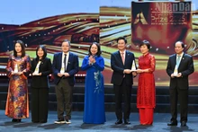 La vice-présidente Vo Thi Anh Xuân remet le Prix de l'Action humaine pour la communauté à des projets et des idées exceptionnels. Photo : NDEL