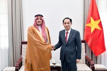 Le ministère des Affaires étrangères, le ministre Le Hoai Trung (droite) a reçu, l’après-midi du 31 décembre à Hanoï, Mohammed Ismaeil A. Dahlwy, ambassadeur d’Arabie saoudite, venu prendre congé au terme de son mandat au Vietnam. Photo : VNA