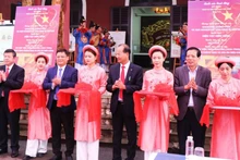 Lors du lancement des activités de la Semaine de célébration de la Journée du patrimoine culturel vietnamien. Photo : VNA.