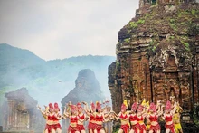 Spectacle de danse cham à l'ombre des tours-sanctuaires. Source: VNA