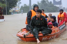 Les forces de secours ont transporté adultes et enfants hors des zones inondées du quartier Tay Nha Trang vers des lieux sûrs. Ce matin, de fortes pluies continuaient de s’abattre sur le centre-ville de Nha Trang. Plusieurs rues étaient inondées à plus d’un mètre, compliquant les opérations de secours.
