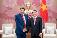 Le vice-président de l’Assemblée nationale du Vietnam, Nguyen Duc Hai (droite), et Gabriel Petris, consul honoraire du Vietnam à Piraeus (Grèce) et président du groupe énergétique Aerius. Photo : quochoi.vn