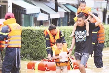 Les forces compétentes de la province de Khanh Hoa ont évacué et mis en sécurité les habitants du quartier Tay Nha Trang.