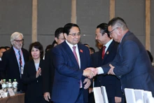 Le Premier ministre Pham Minh Chinh et les délégués au Forum d'affaires du Vietnam 2025.